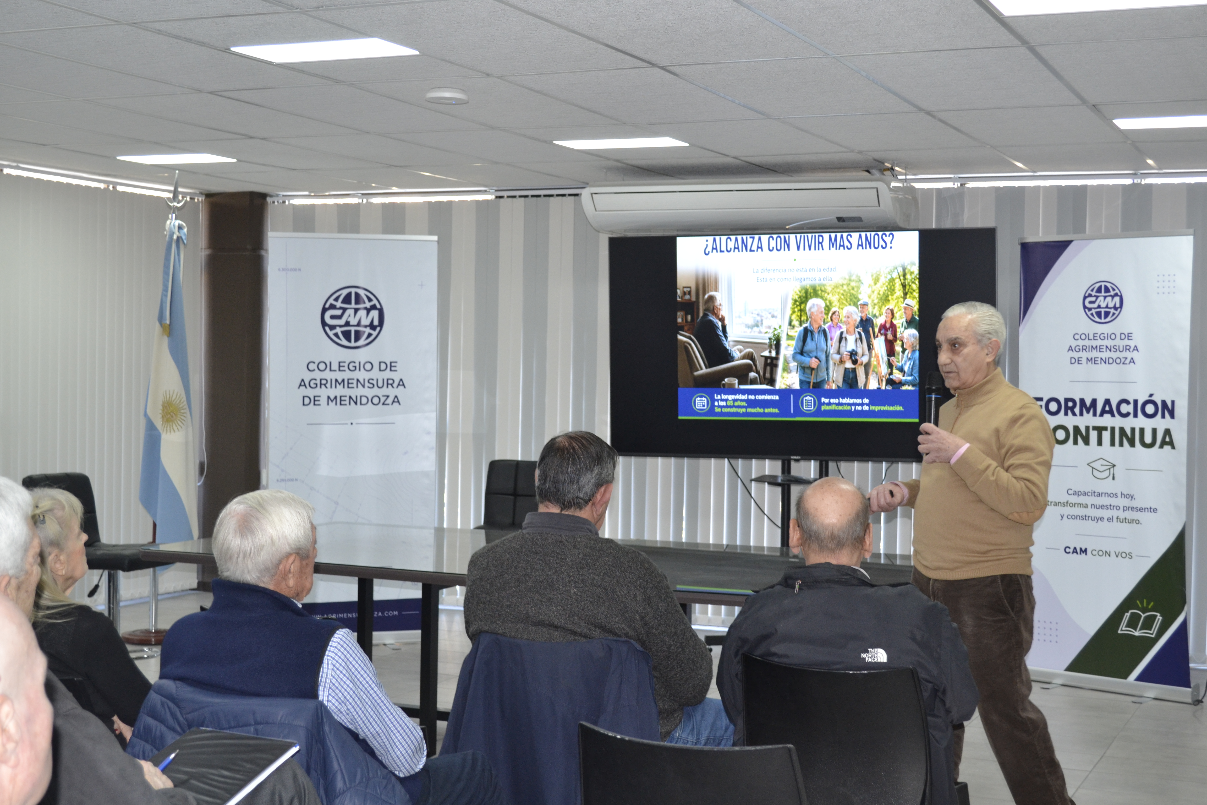 La Comisión de Jubilados del CAM inauguró su ciclo de encuentros con una charla sobre gerontoprevisión